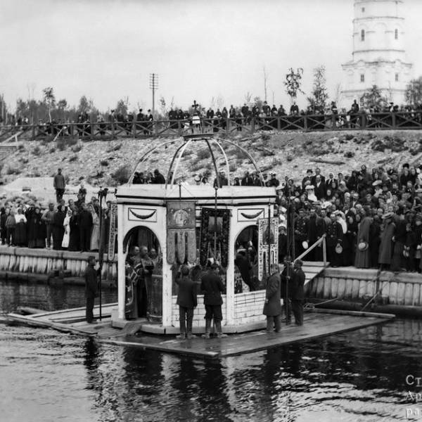 Спуск к реке возле Троицкого собора. Водосвятие. 1900-е
