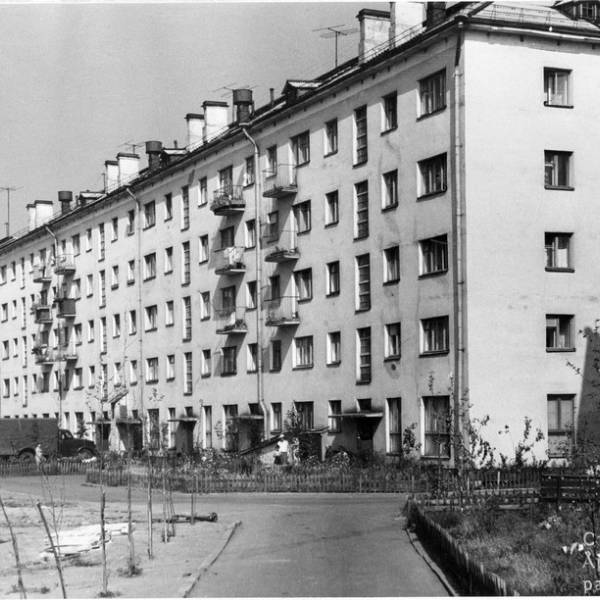 64-х квартирный дом со встроенным магазином 'Электротовары' и меховым ателье по улице Суворова, 14