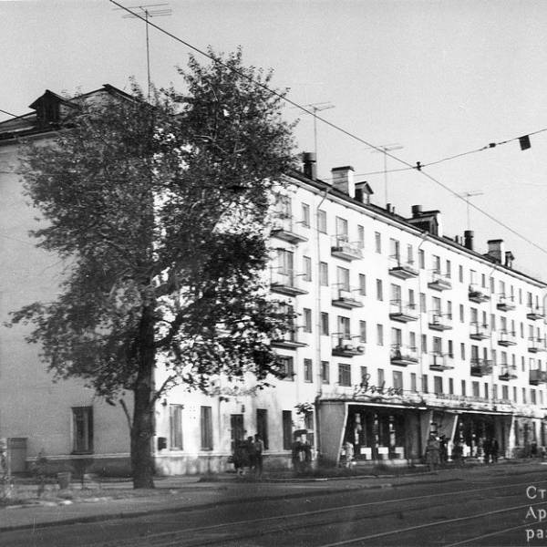 64-х квартирный дом со встроенным продовольственным магазином 'Волна' по проспекту П. Виноградова, 166