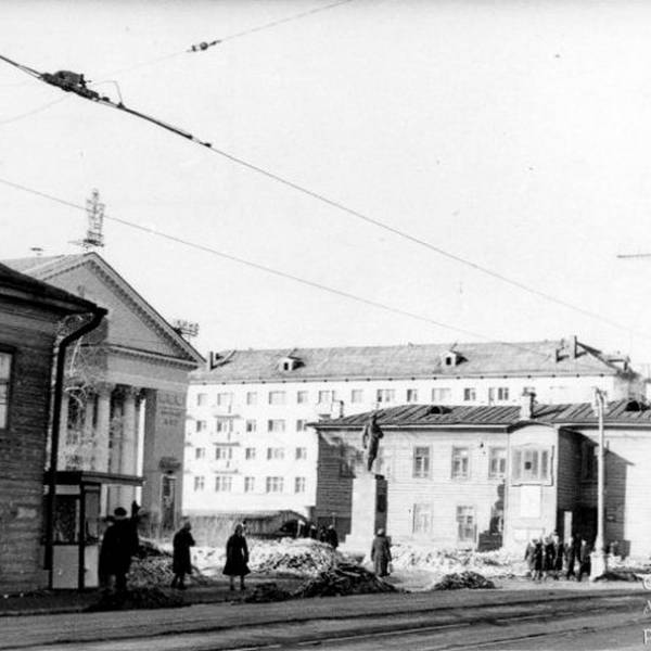 Памятник П. Виноградову и вид на телевизионную вышку. 4 апреля 1964 г.