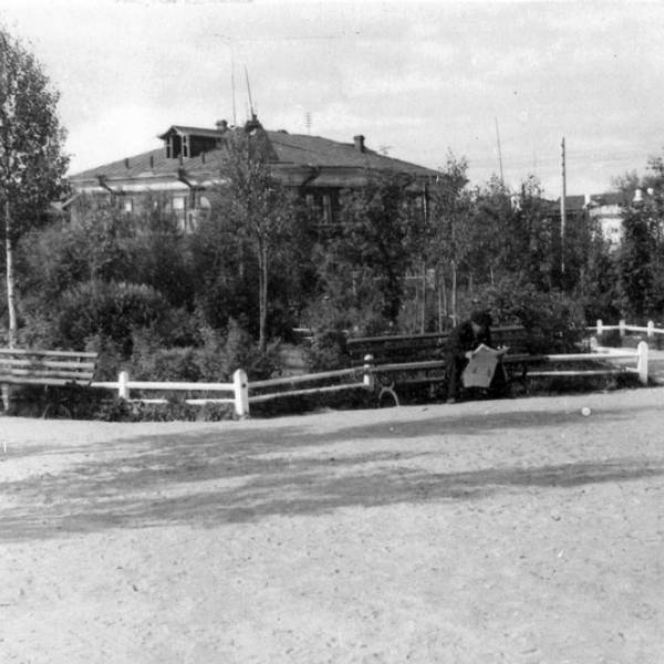 Вновь организованный сквер на месте разрушенных в 1941 г. фашистской авиацией жилых домов. Вид от центральной части