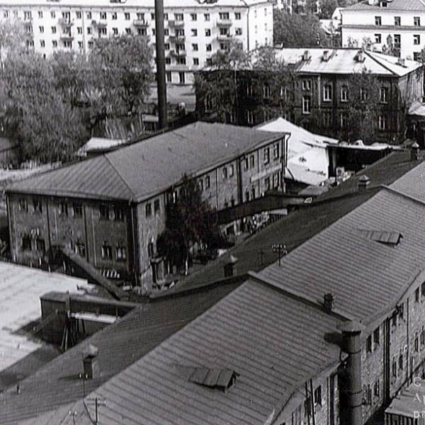 Вид на трикотажную фабрику из здания архива