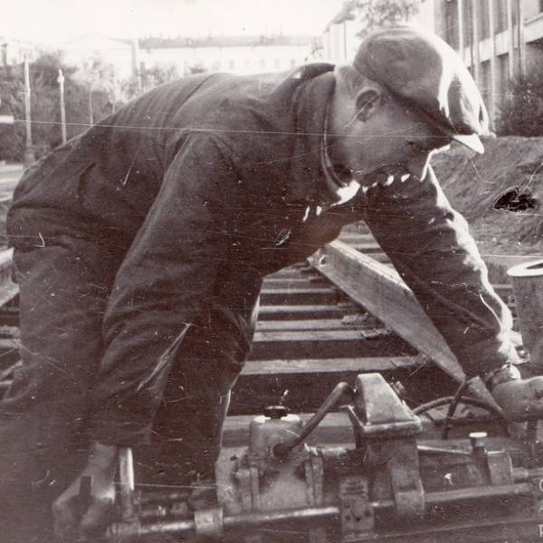 Использование рельсосверлильного станка для сверления отвестий в шейке рельса. 1968 год