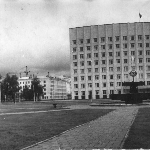 Обком КПСС и площадь Ленина с фонтаном