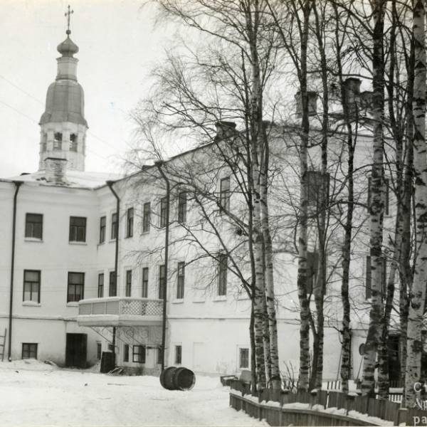 Здание госпиталя американского Красного Креста. Вид со двора. 1918-1919 гг.