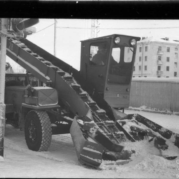 Уборка снега на ул. Поморской. 1986 год