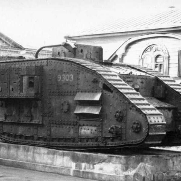 Английский танк на фоне пр. П.Виноградова