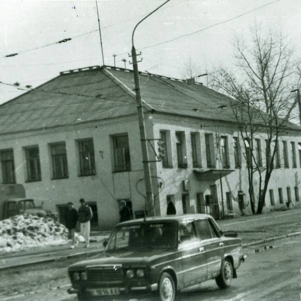 Вид дома № 10 по ул. Урицкого и трамвайной остановки около него. 19 апреля 1989 год