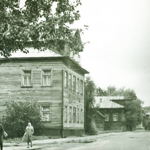 Вид на нечетную сторону ул. Карла Маркса от пр. Ломоносова в сторону пр. Новгородский, дома №31 и №35. 22 августа 1984 г.