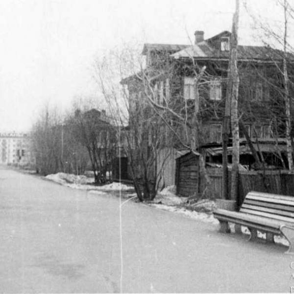 Улица Энгельска в районе перекрестка с проспектом Советских Космонавтов