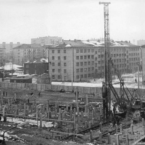 Строится дом по Логинова, 26. 1980 год