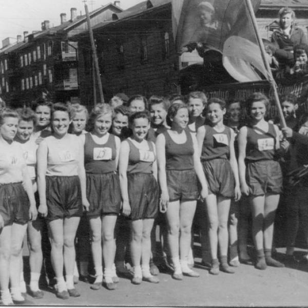 Участники молодежной эстафеты. Общество 'Большевик', АГПИ. 5 мая 1946 г.
