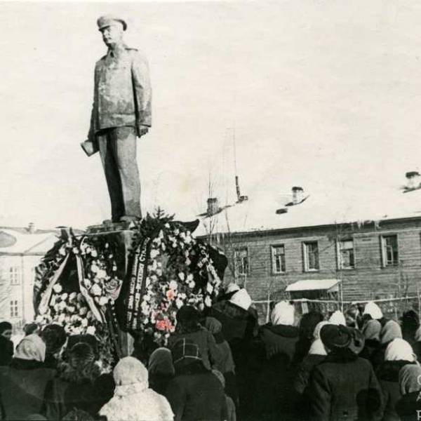 Памятник Сталину в сквере на перекрестке Ч.Лучинского и Поморской