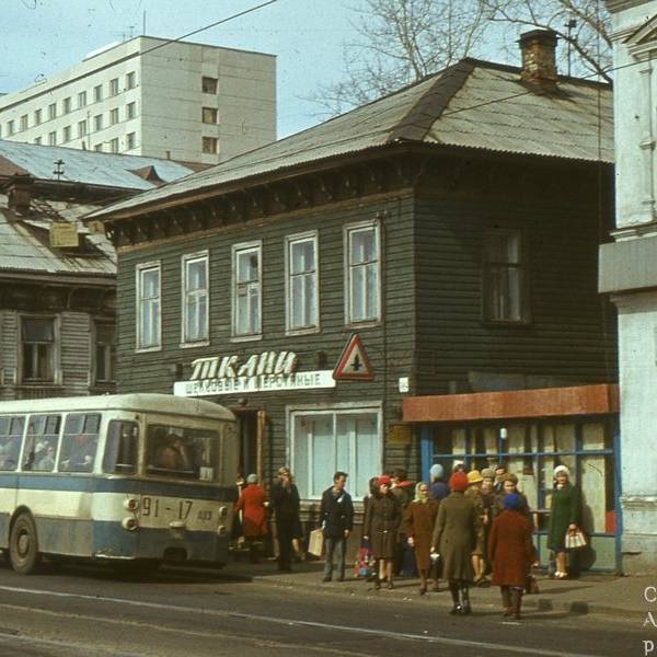 пр. П.Виноградова. Остановка автобуса №1. 1980 год