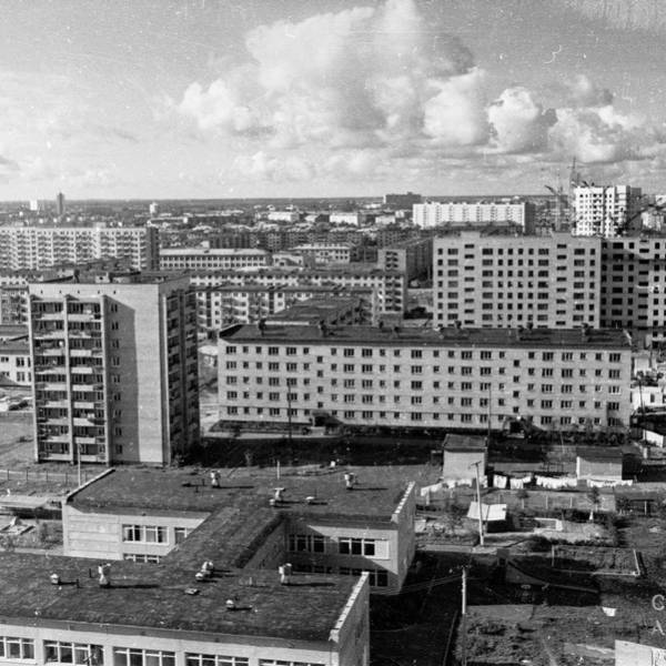 Вид на Привокзальный микрорайон с дома Энгельса, 118, к. 1. Сентябрь 1977 года