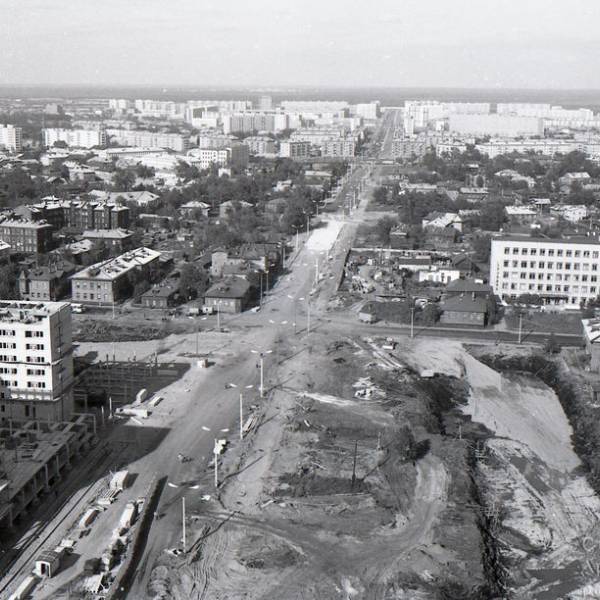 Вид со здания проектных организаций на перекресток Энгельса-Ломоносова. Август 1976 года