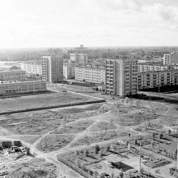 Вид на Привокзальный микрорайон с дома Энгельса, 118, к. 1. в сторону 33 школы. Сентябрь 1977 года