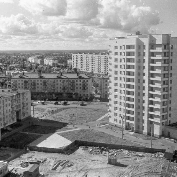 Вид на Привокзальный микрорайон с дома Энгельса, 108 в сторону дома 104. Сентябрь 1977 года