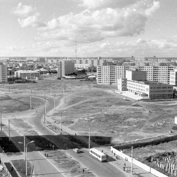Вид на Привокзальный микрорайон с дома Энгельса, 108 в сторону ДК Строителей. Сентябрь 1977 года