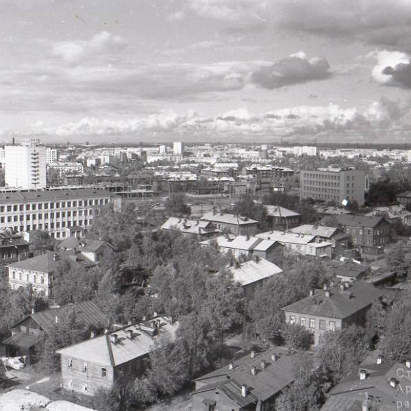 Вид с гостиницы Юбилейная на перекресток К.-Либкнехта - Ч.-Лучинского. Сентябрь 1977 года