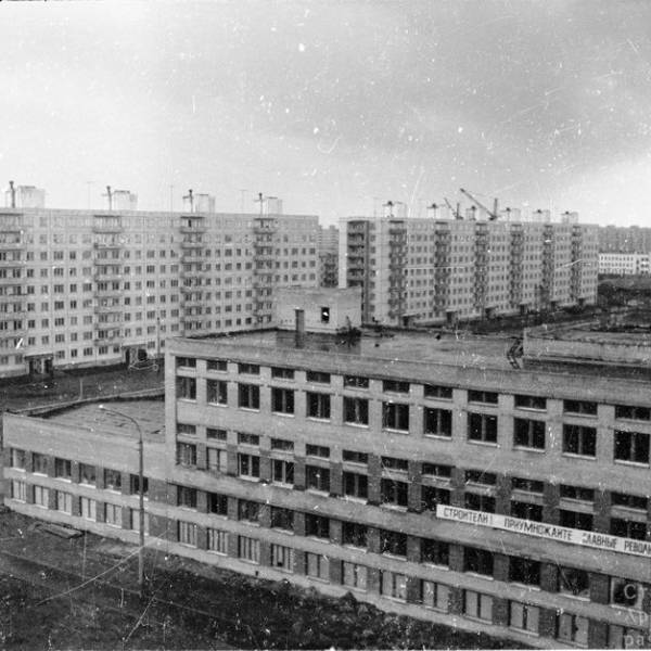 Вид с дома № 22 по ул. Тимме в сторону комбината торговой техники. Июнь 1976 года