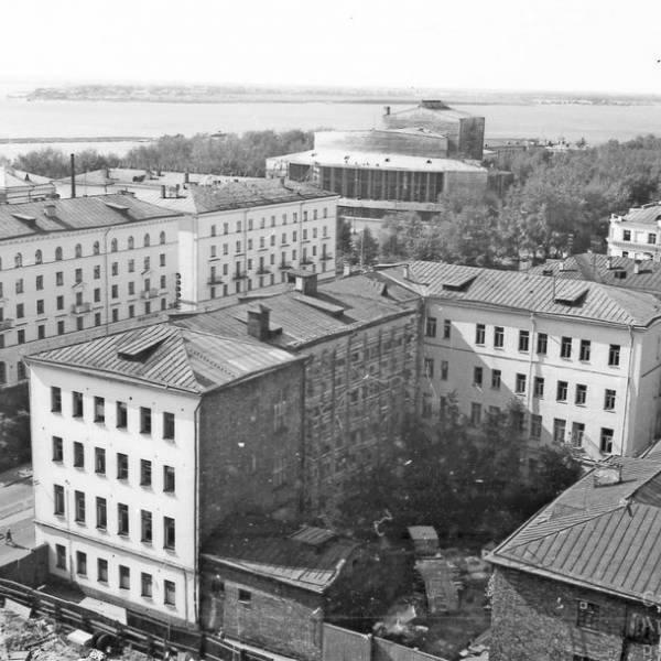 Вид с гостиницы Юбилейная в сторону Театра Драмы. Осень 1977 года
