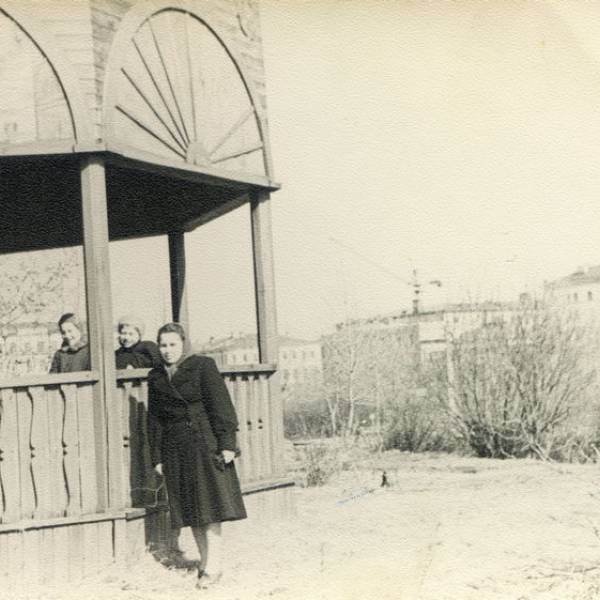 Беседка в парке у памятника жертвам интервенции. Май, 1958  год