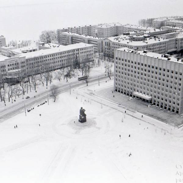 Зимний вид со здания проектных организаций на площадь Ленина