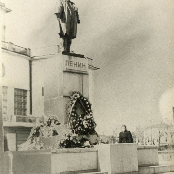 Памятник Ленину у Драмтеатра. Май 1958 года