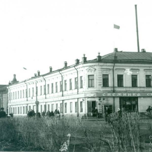 Пересечение Набережной с ул. Поморская. Предположительное время съемки - 1980-1983 годы.