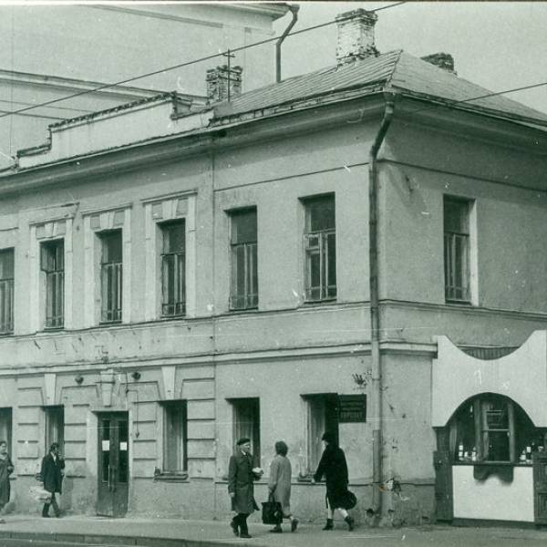 Магазин 'Молоко' на проспекте Павлина Виноградова. Предположительное время съемки - 1990 год
