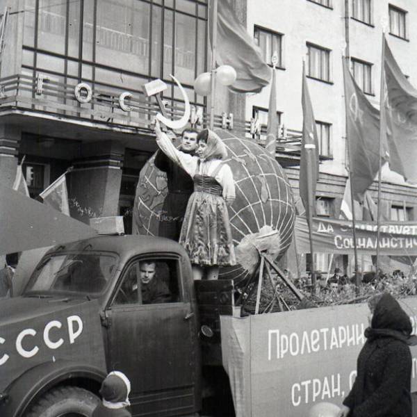 Грузовик АЛТИ оформленный для демонстрации. На Поморской и у главного корпуса. 7 ноября 1967 года