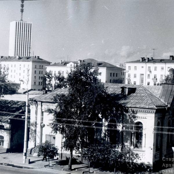 Вид на Никольский храм с крыши Дворца пионеров