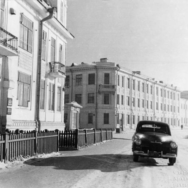 Автомобиль ГАЗ-М-20 перед зданием Северного морского пароходства