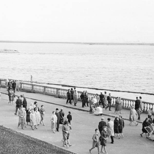 Народное гулянье на набережной. 1960-е годы