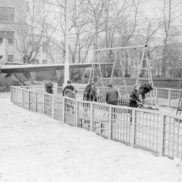 Уборка снега в детском парке. Приближение весны